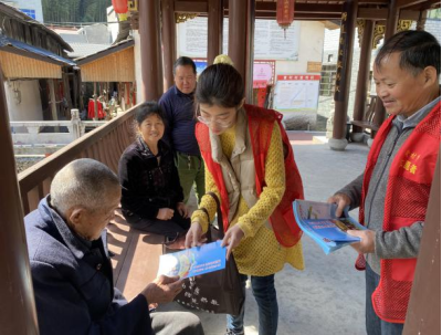 浙江省丽水市反邪志愿者走村入户开展反邪教宣传活动