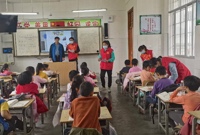 广西忻城县北更乡：第一书记进校园 反邪防邪开课啦