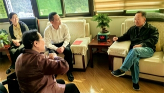 湖北省委政法委、省反邪教协会负责人看望协会理事长叶朝辉院士