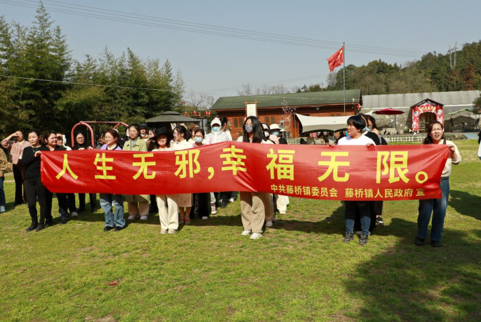 浙江鹿城：职工踏青，“反邪”同行