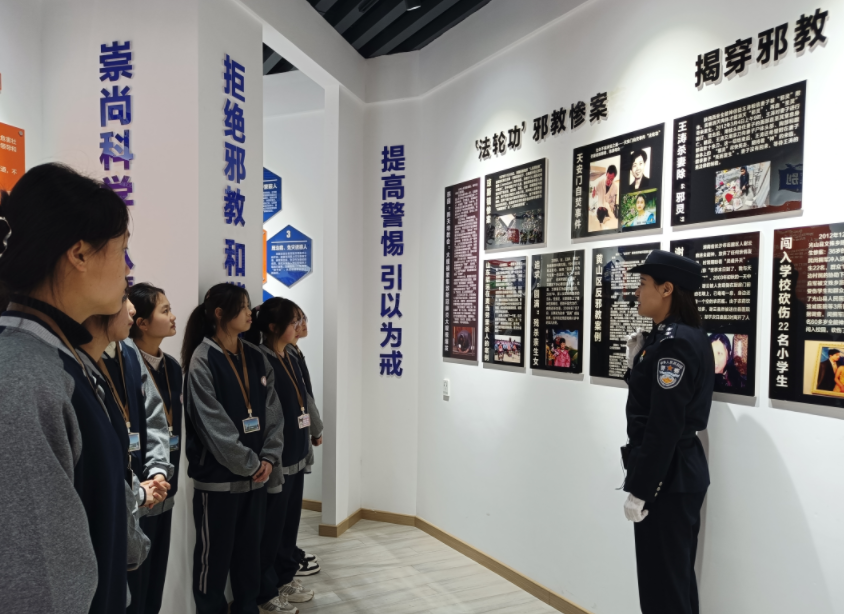 开学第一课--安徽省黄山市在黄山旅游管理学校开展反邪教警示教育宣传活动