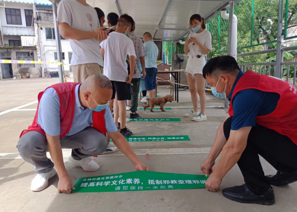 安全警戒线成为反邪教宣传线--浙江省台州市黄岩区北城街道在核酸采样检测点等待区域添加反邪教内容