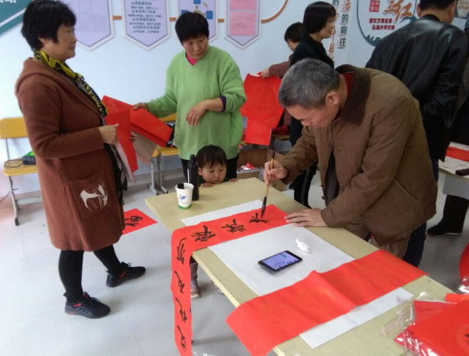 浙江嘉兴：春联送祝福 反邪守平安