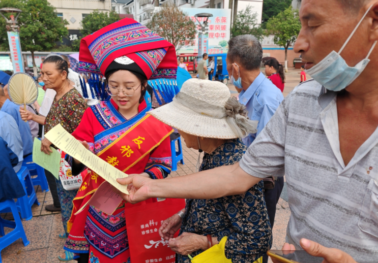 广西忻城县借土司文化旅游节开展反邪教宣传网络直播活动