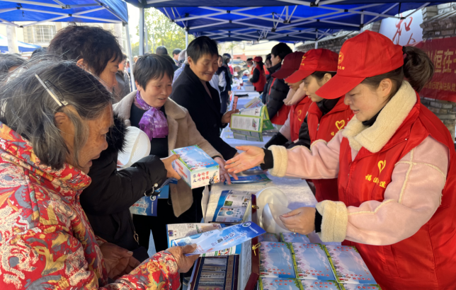 浙江省台州市天台县借“创建全国文明城市志愿服务活动启动仪式”开展反邪教科普宣传活动