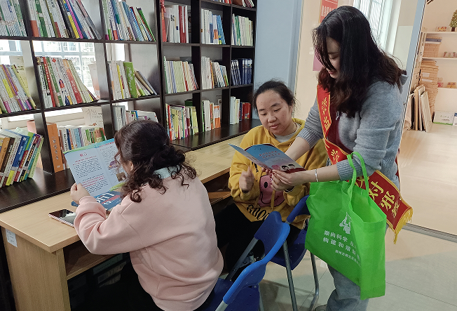 广西柳州市柳北区凤凰社区开展“4.23”世界读书日活动暨反邪教宣传