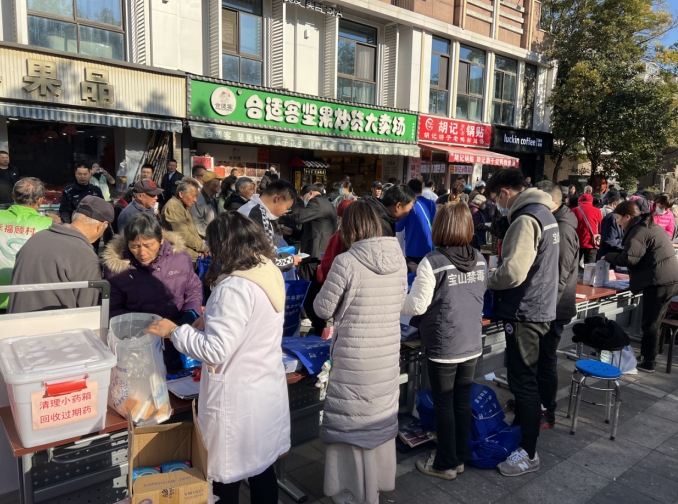 上海市宝山区顾村镇反邪宣传走进商业街