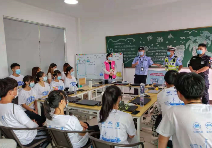 浙江省玉环市鸡山乡为百名大学生送去防止人生之舟侧翻倾覆的“压舱石”