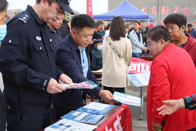 内蒙古巴彦淖尔市乌拉特中旗在“全国科普日”开展反邪教宣传活动