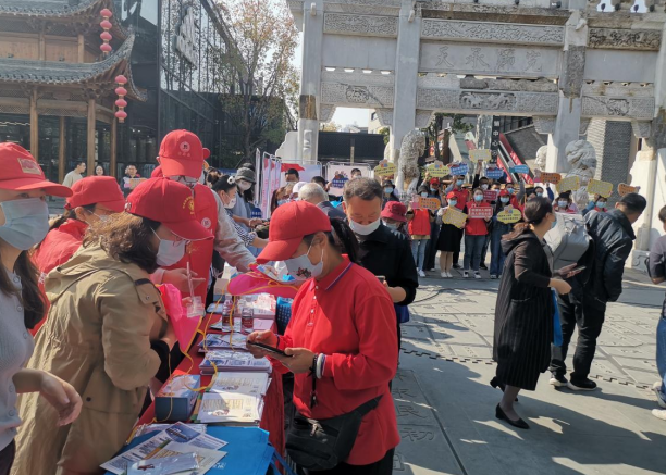 安徽省芜湖市反邪教协会在“改促优”成果展中开展反邪教宣传活动
