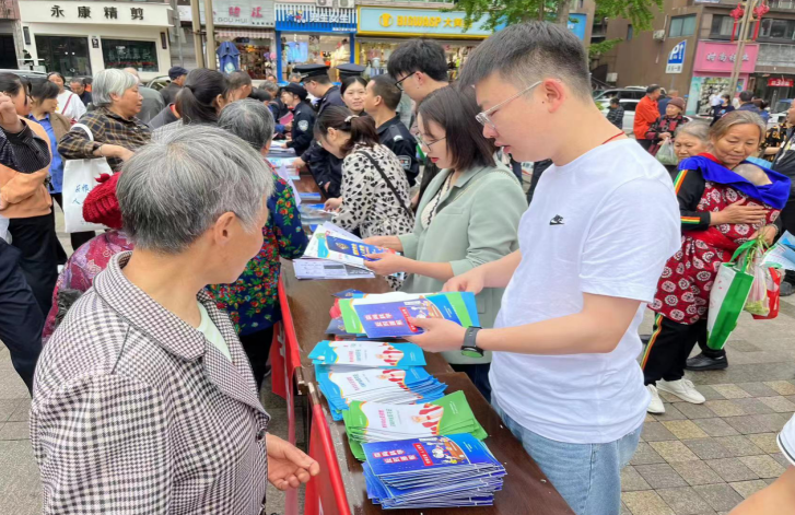 四川省沐川县结合国家安全日开展反邪教集中宣传活动