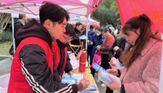 浙江丽水：反邪宣传进招聘大集，为求职者筑牢“安全网”