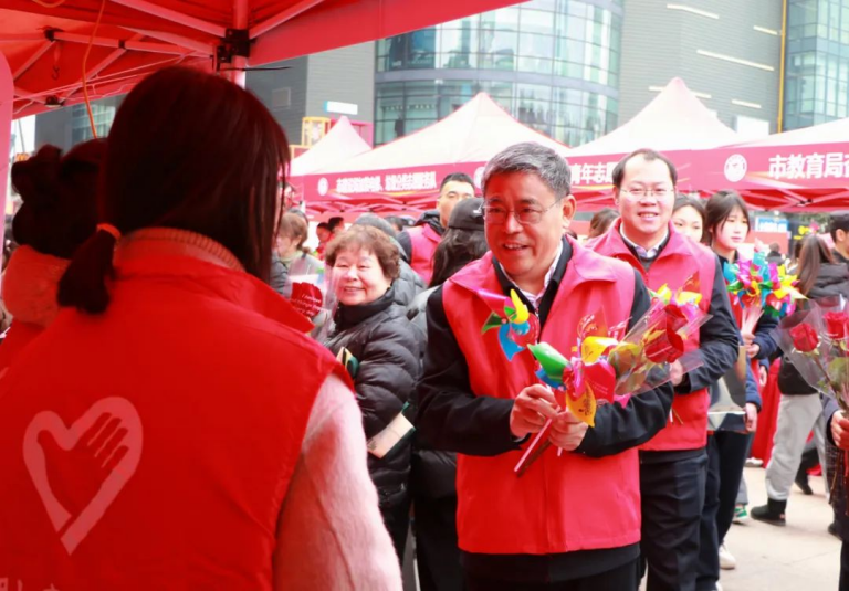 在湖州看见美丽中国 用关爱感受温暖之风--浙江省湖州市开展学雷锋志愿服务主题月反邪教警示教育宣传活动