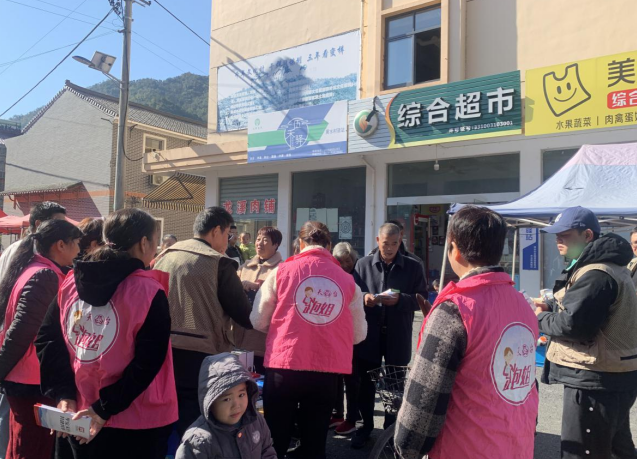 巾帼网格共携手--浙江省天台县龙溪乡在闹市区域开展反邪教集中宣传活动