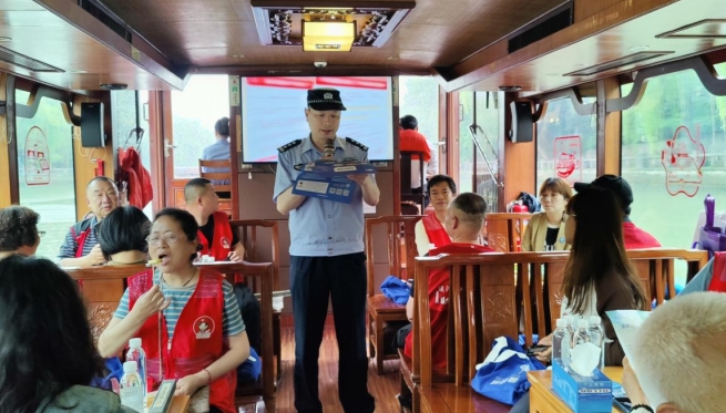 护航平安 扬帆运河  开启水上巴士反邪行--浙江杭州拱墅区天水街道开启反邪文化之旅