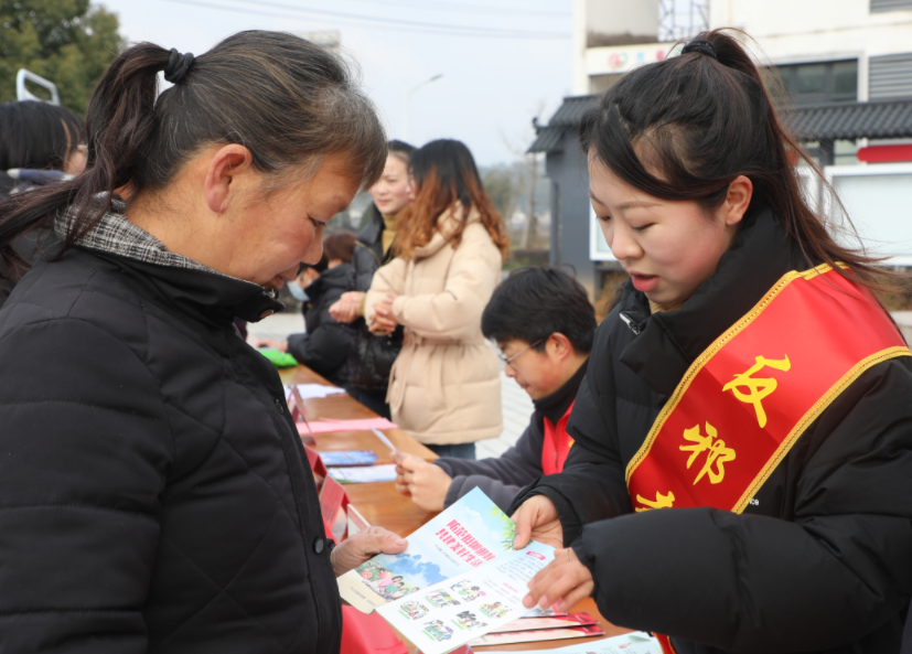 安徽省黄山区反邪教协会借力企业招聘会开展反邪宣传活动