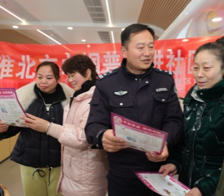 猜法治灯谜、做元宵龙灯--安徽省淮北市举办巾帼反邪宣传进社区活动