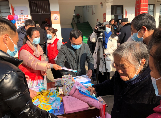 浙江省台州市黄岩区借助腊八施粥开展反邪教宣传活动
