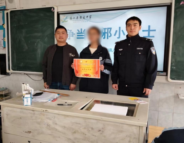 争当反邪卫士 维护国家安全--浙江省浦江县黄宅镇结合“全民国家安全教育日”开展反邪教宣传活动
