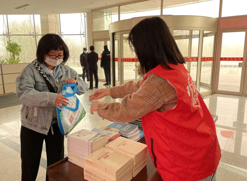 内蒙古包头市九原区借助全民国家安全教育日开展反邪教宣传