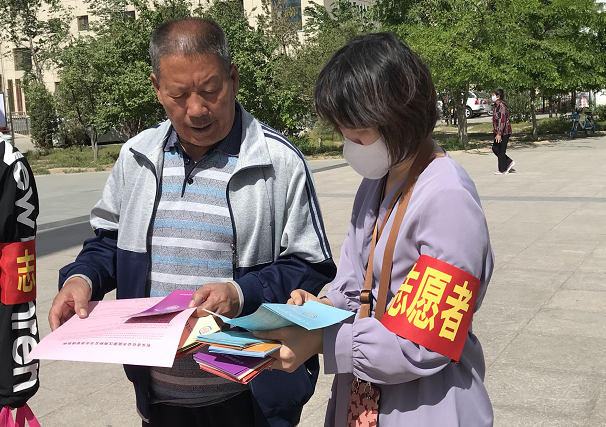内蒙古包头市东河区反邪教协会借助东河区科普活动宣传周开展反邪教警示教育宣传活动