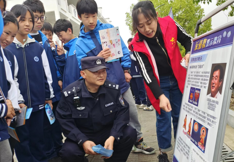 安徽省黟县反邪教协会开展“庆六一、促反邪”进校园宣传活动