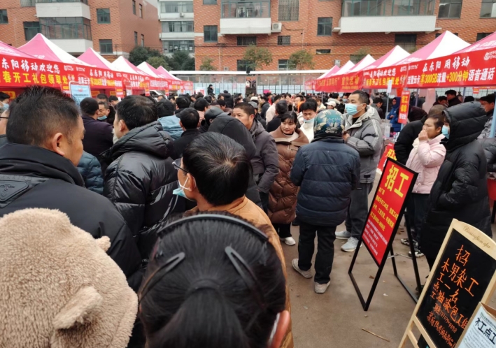 浙江省东阳市在“春季招聘会”“摆摊”宣传反邪教