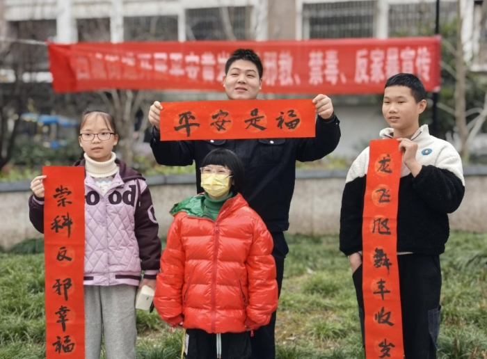 浙江省台州市黄岩区开展“墨香四溢，祥龙送福，喜迎新春”反邪教送春联活动