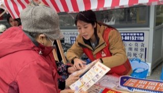 浙江杭州拱墅：反邪宣传融入新春集市，年味中筑牢平安防线