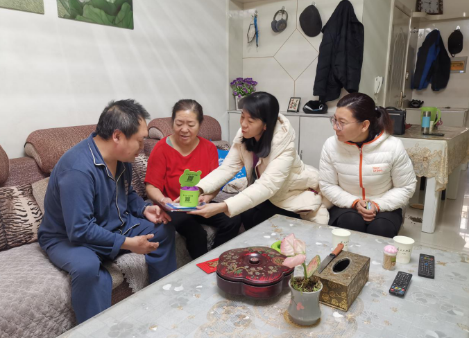 内蒙古额济纳旗利用春节前走访慰问活动宣传识邪防邪知识