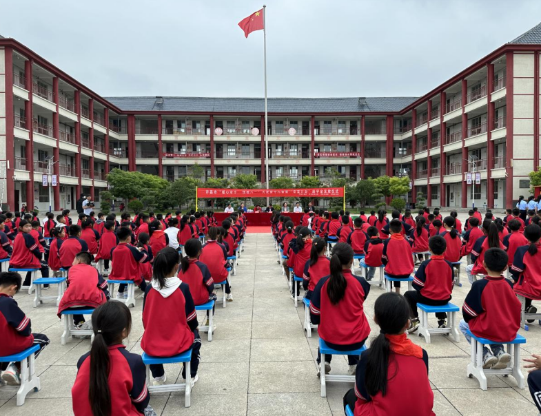 播撒梦想种子 感悟科技魅力--河南省许昌市科普大篷车暨反邪教宣传走进建安区张潘中学