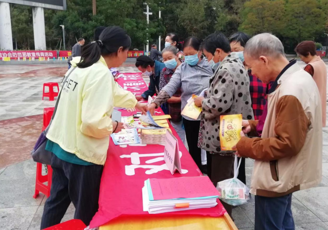 喜迎二十大 聚力反邪教--湖北省潜江市在科普日活动中扎实开展反邪教宣传