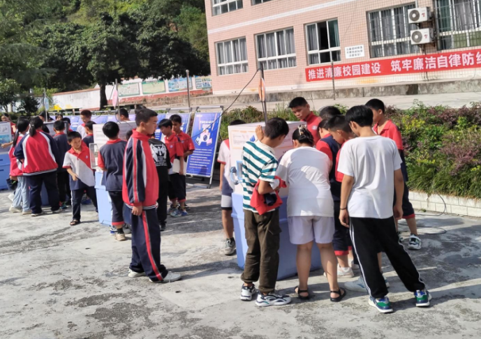 贵州省习水县举办全国科普日暨“崇尚科学 反对邪教”科普进校园活动