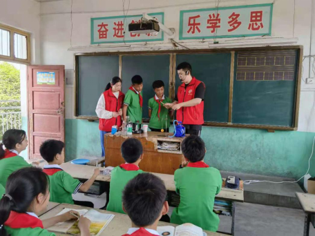 播撒科技种子 放飞创新梦想--河南省许昌市科普大篷车走进襄城县颍阳镇洪村寺中心小学
