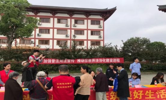浙江南湖：反邪教宣传进寺院 一问一答学法律