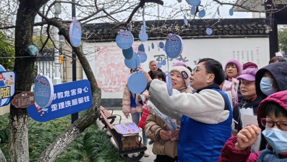 浙江海宁：梅园不负春光 反邪一路繁花