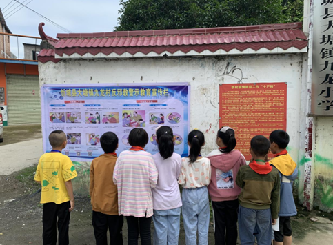 广西忻城县：反邪宣传橱窗 筑牢反邪防线
