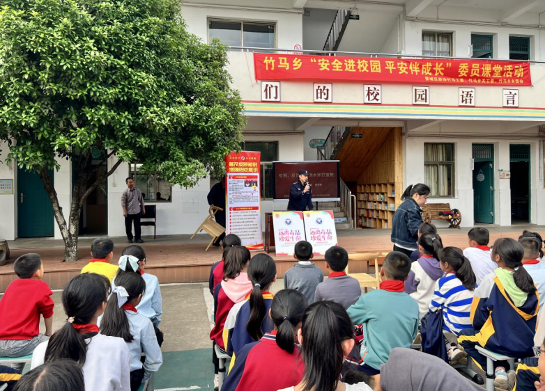 委员共同参与 守卫校园净土--浙江省金华市婺城区开展政协委员反邪教课堂进学校活动