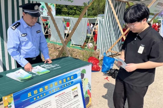 浙江仙居：桑葚采摘乐游人  集市现场话反邪