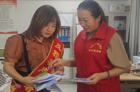 内蒙古兴安盟：反邪资料进社区 服务群众零距离