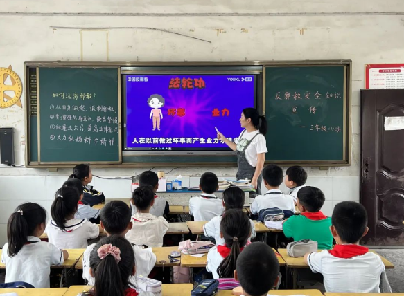湖北省潜江市积玉口镇积极开展“净化校园环境 护航无邪未来”反邪教警示教育宣传