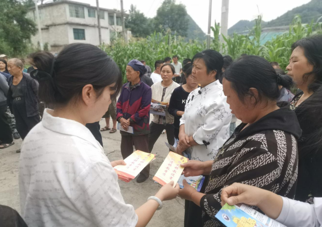 贵州省六盘水市委政法委和钟山区委政法委联合开展反邪教宣传教育活动