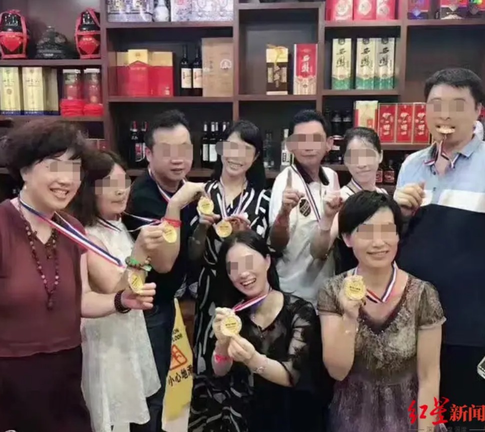 “成功学大师”杨涛鸣被捕：曾有“弟子”花四万买他踩在A4纸上的脚印装裱，称“能量好高”
