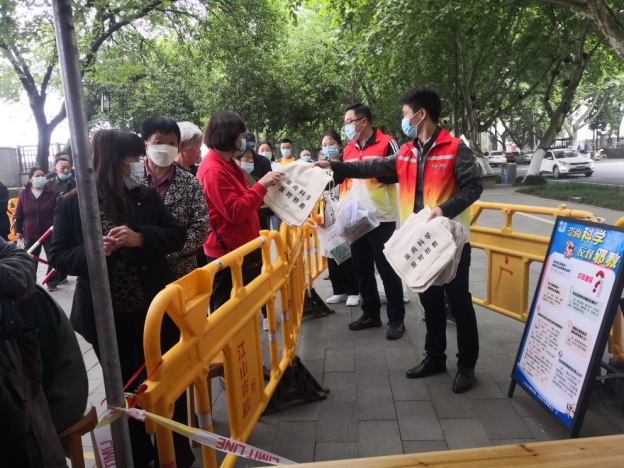 科学防疫 反邪同行--浙江江山市反邪教宣传走进核酸采样点