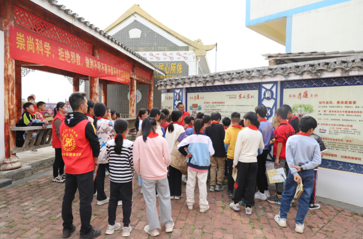 反邪两园一廊流动课堂  构铸校园安全三大强盾--广西金秀县开展“护航花季 少年无邪”主题教育宣传活动