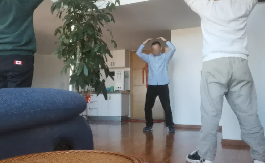 起底辟谷培训班：早中晚三套功法替代吃饭，讲师发功点穴给学员治病