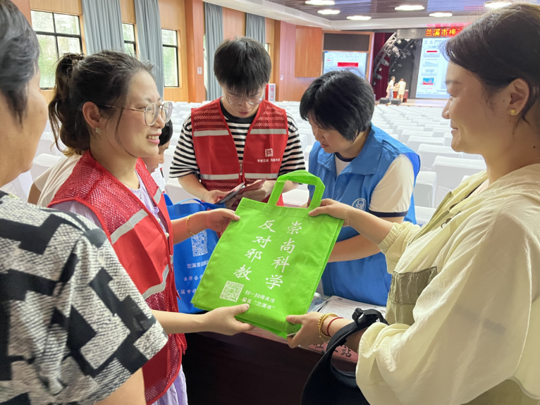 崇尚科学 反对邪教--浙江省兰溪市委政法委走进梅江小学宣传反邪教