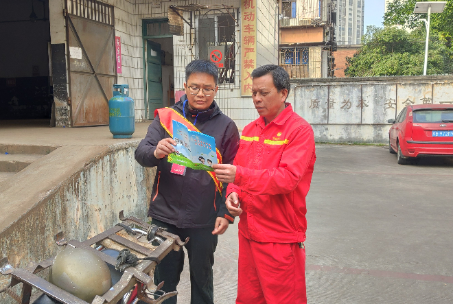 广西柳州市柳北区凤凰社区积极开展反邪教入户宣传活动