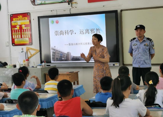 广西柳州市公安民警深入校园开展反邪教警示教育宣传