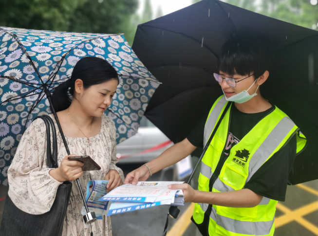 守住校门第一关--浙江省绍兴市新昌县澄潭街道高考校门口开展反邪宣传